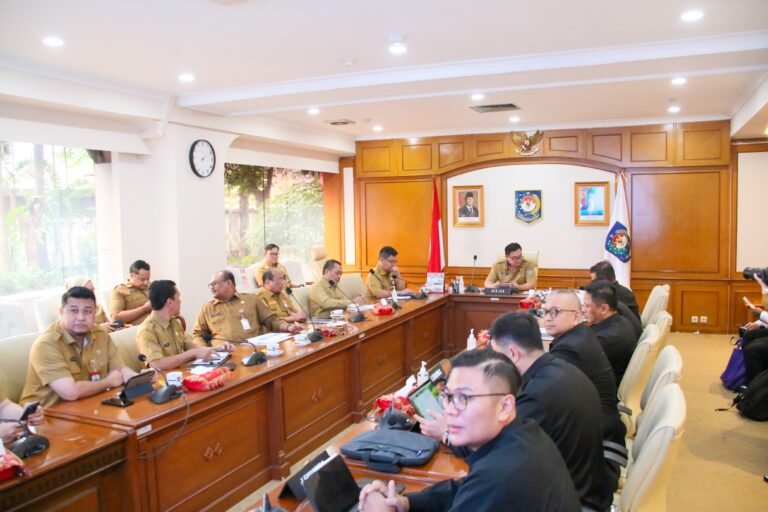Sekjen Kemendagri Himbau Pemda Percepat Proses Perizinan Berusaha di Daerah
