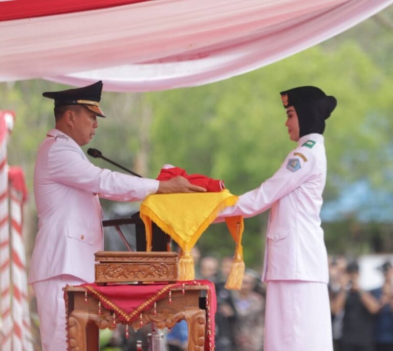 Momen Upacara HUT RI ke-80, Enam ASN Lingkup Pemprov Sultra Terima Satya Lencana Karya Satya