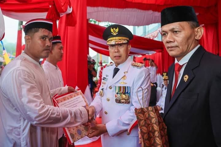 Gubernur Sultra Serahkan Remisi HUT RI ke-80 Kepada 2.141 Warga Binaan di Lapas