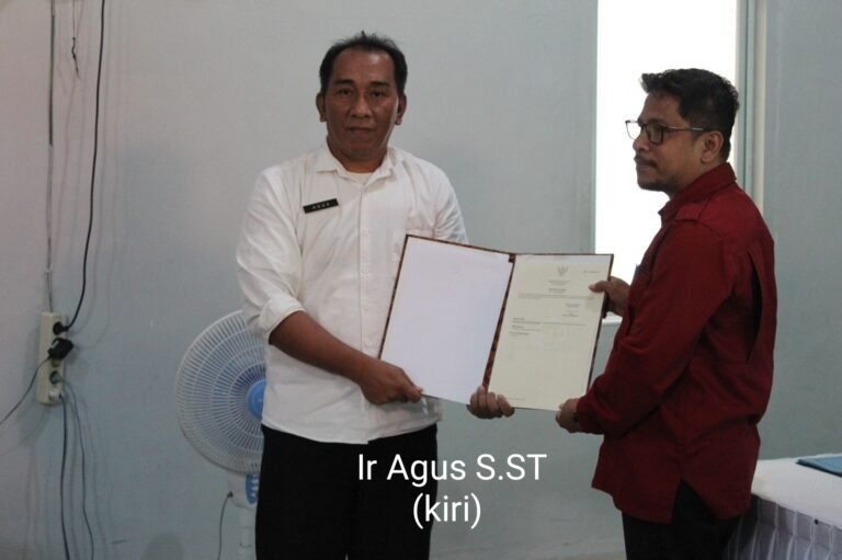 Kepala Kantor Pertanahan Wakatobi Serahkan SHP Pemda untuk Pembangunan Rumdis PN Wangi-Wangi