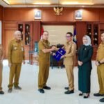 Gubernur Sultra Serahkan Surat Penugasan Plt Bupati Kolaka Timur