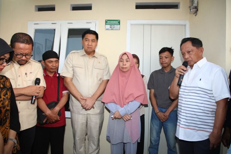 Mendagri dan Menteri PKP Serahkan Rumah untuk Keluarga Almarhum Affan Kurniawan