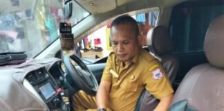 Pj Kades Ronta, Mashur terlihat memegang uang pasca pencairan DD tahap 1. Foto: Ist