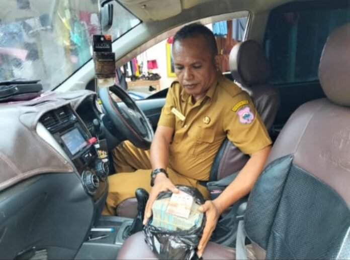 IMG_20251004_062104 Pj Kades Ronta, Mashur terlihat memegang uang pasca pencairan DD tahap 1. Foto: Ist