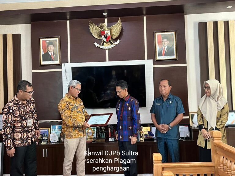 Terbaik Pertama Penyaluran DD Semester I di Sultra, Pemkab Wakatobi Diganjar Piagam Penghargaan Kanwil DJPb Sultra