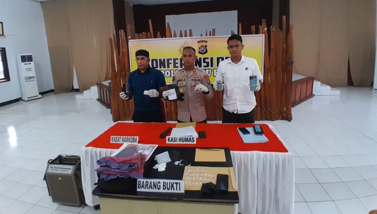 Satresnarkoba Polres Baubau Ciduk Seorang Pemuda Saat Ambil Paket Ganja di JNT