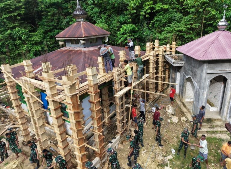 Yonif TP 823/Raja Wakaaka Tunjukan Wujud Nyata Kemanunggalan TNI