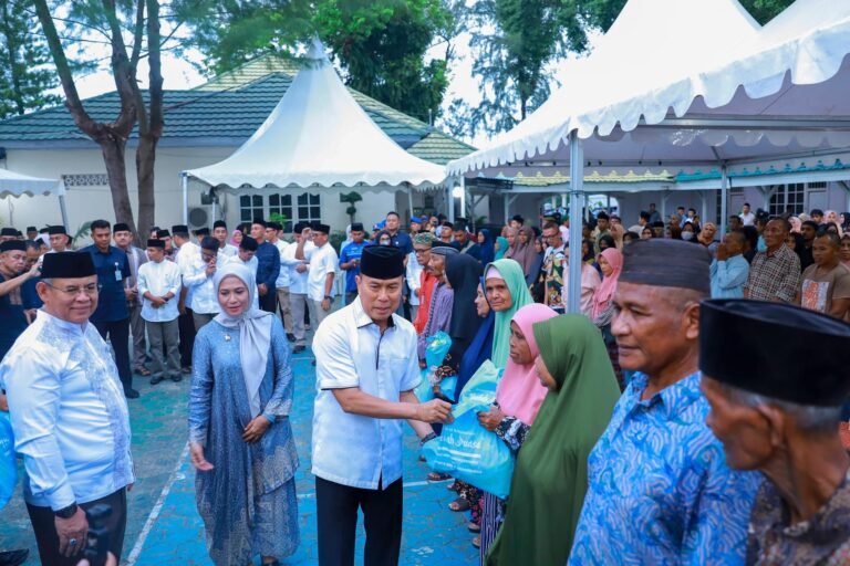 Safari Ramadhan di Baubau, Gubernur Sultra Salurkan Ratusan Paket Bantuan