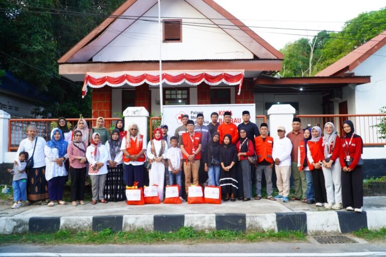PMI Kota Baubau Tebar Kepedulian di Bulan Ramadhan dengan Kaum Duafa