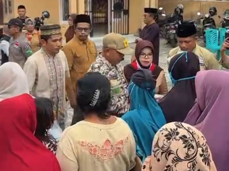 Pramuka Peduli, Kwarcab Baubau Bagikan Ratusan Paket Takjil ke Masyarakat