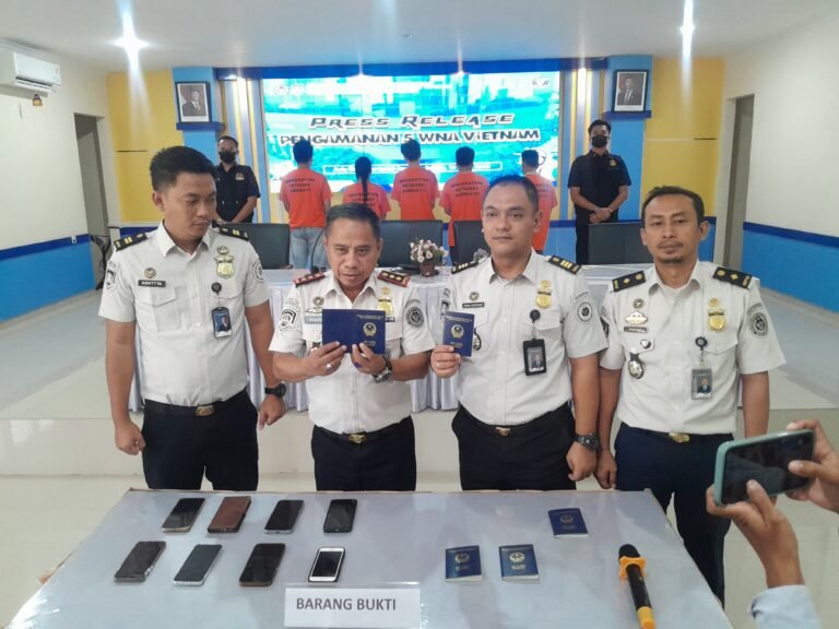 Menuju Australia Secara Ilegal, Lima WNA Vietnam Diamankan Imigrasi Baubau