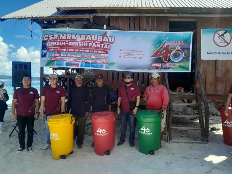 Sambut HUT ke 40, MRM Daihatsu Baubau Serahkan Bantuan Tong Sampah di Pondok Daeng Lala