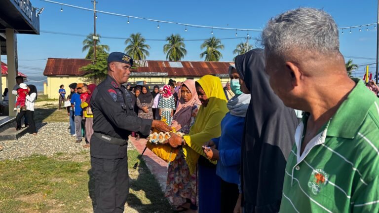 Sat Brimob Polda Sultra Salurkan Ratusan Paket Sembako ke Masyarakat Batauga
